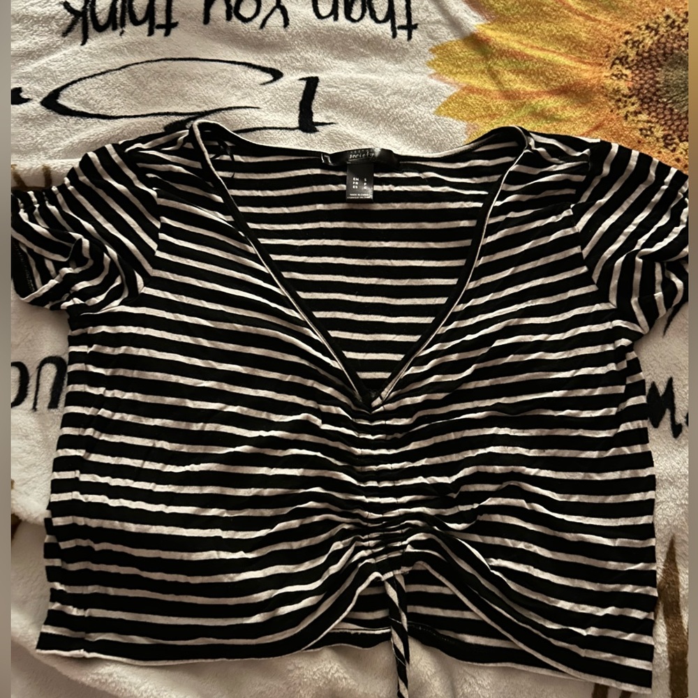 striped scrunch top black and white size small